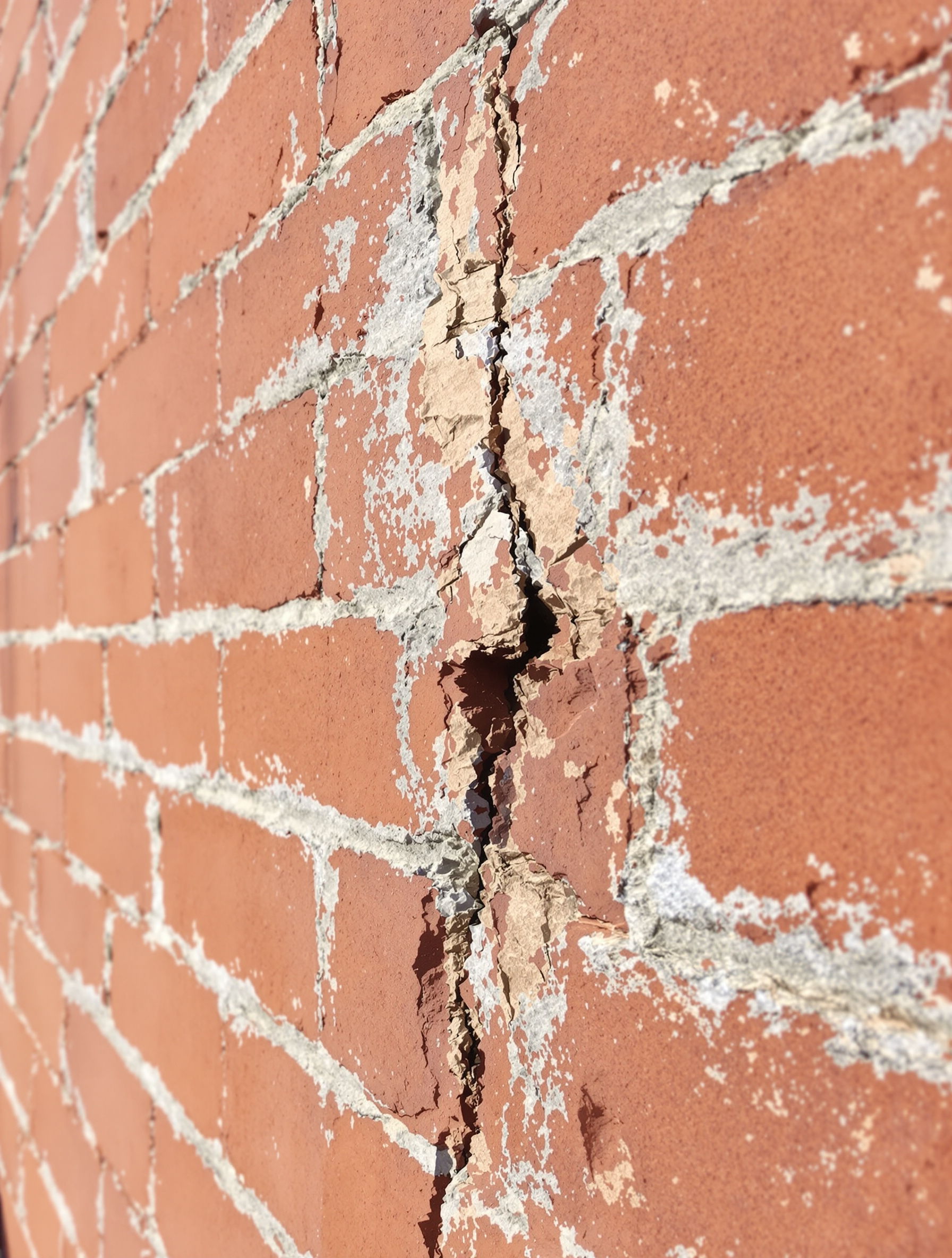 Fissure sur une vieille bâtisse en brique du Lauragais causée par le retrait-gonflement des sols argileux